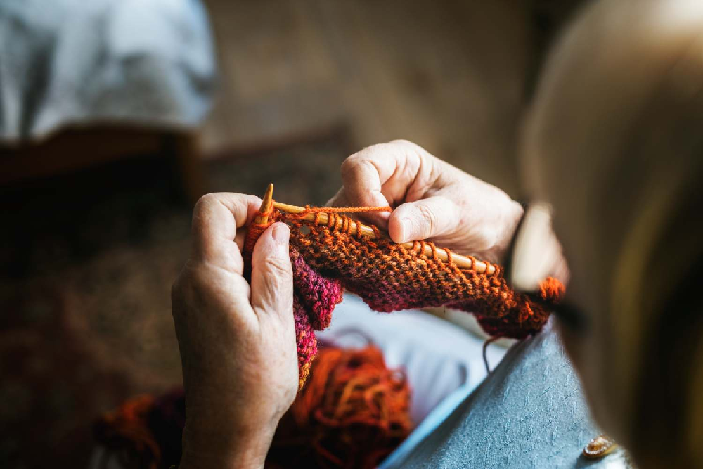 Robienie na drutach a szydełkowanie - różnice i podobieństwa