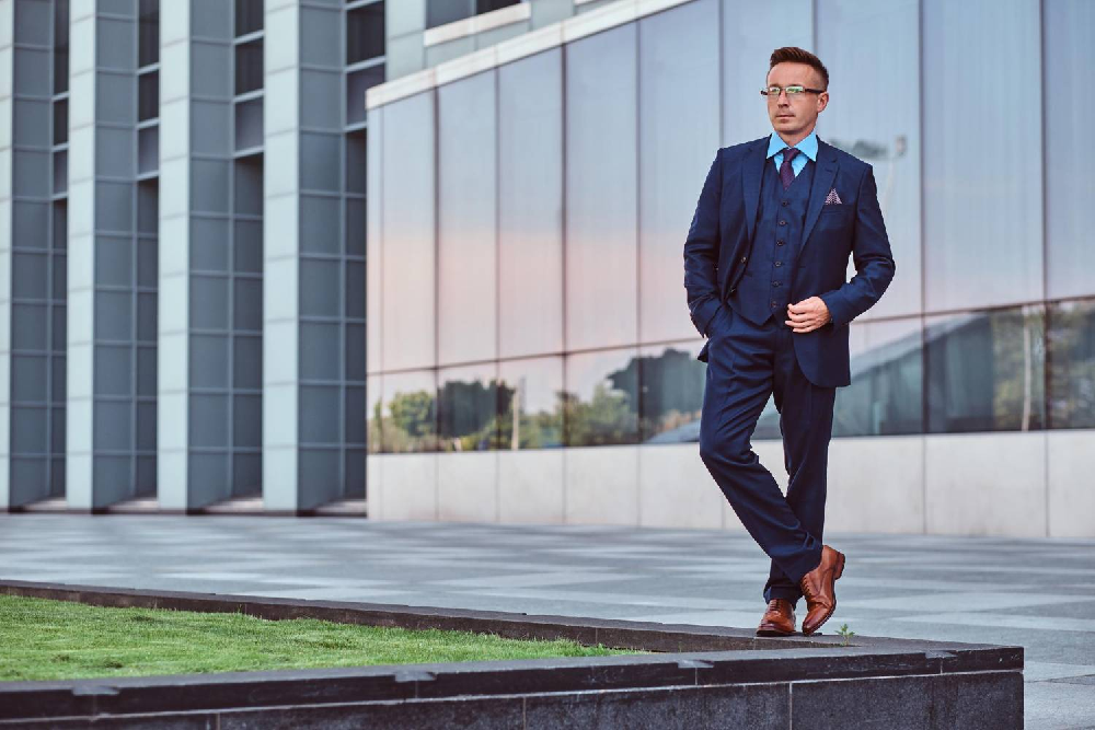 Jak powinien wyglądać strój biznesowy męski?